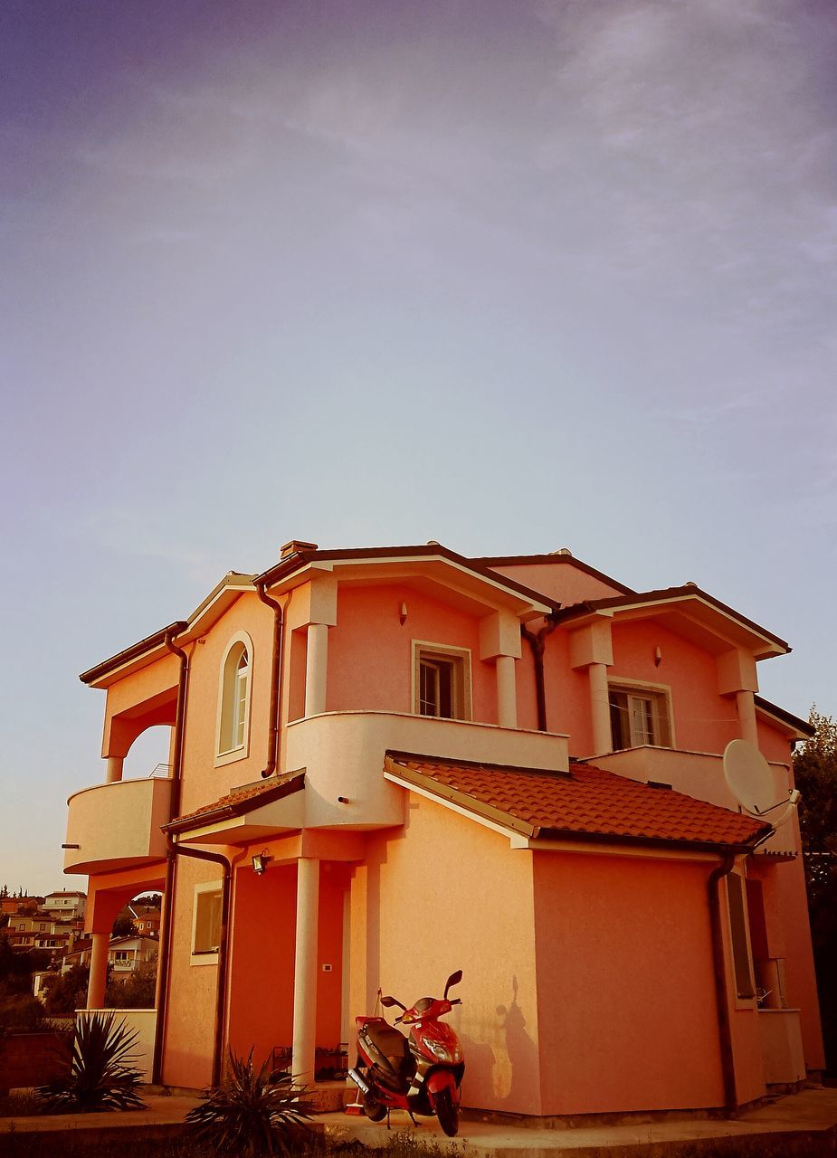 LOW ANGLE VIEW OF RESIDENTIAL BUILDING AGAINST SKY