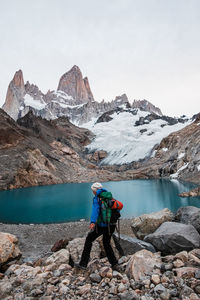 Woman walking towards laguna de los tres in el chalten