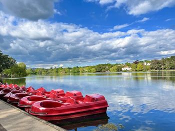 Scenic view of rows of canoe on the lake under a sunny day