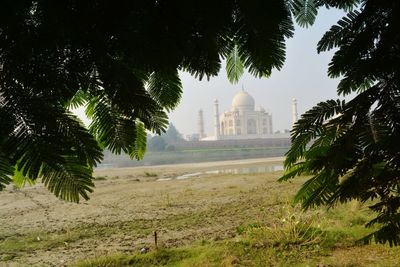 View of taj mahal against sky