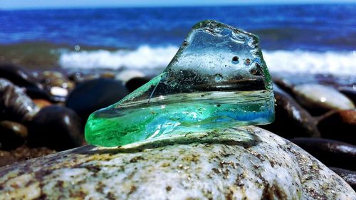 Waves splashing on rocks