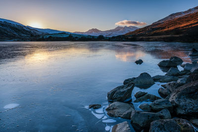 The snowdon horseshoe mountains with a frozen lake in snowdonia national park, north wales