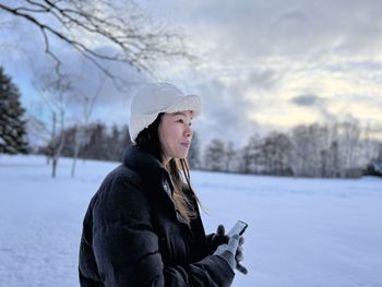 Beautiful woman standing on snow world felts amazing 