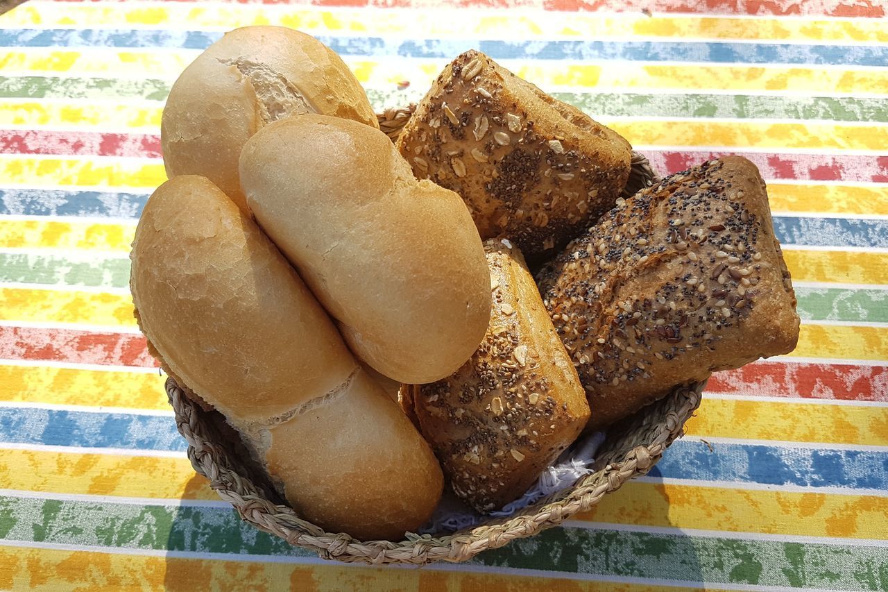HIGH ANGLE VIEW OF BREAD IN PLATE ON TABLE