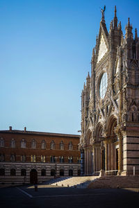 Duomo di siena, tuscany, italy - tourists in front of the duomo