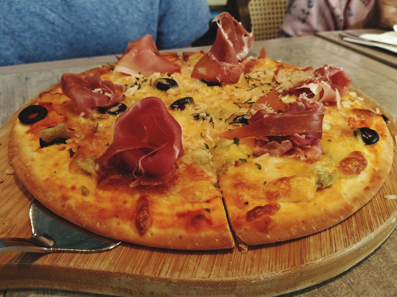 CLOSE-UP OF PIZZA ON PLATE