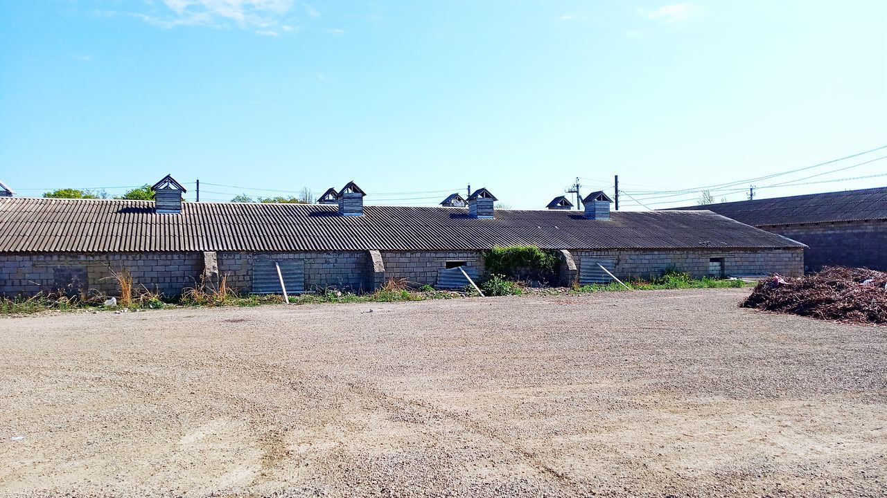 PANORAMIC VIEW OF BUILDING AGAINST SKY