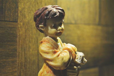 Small statue of a child holding puppies