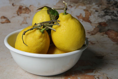 Close-up of oranges in bowl on table