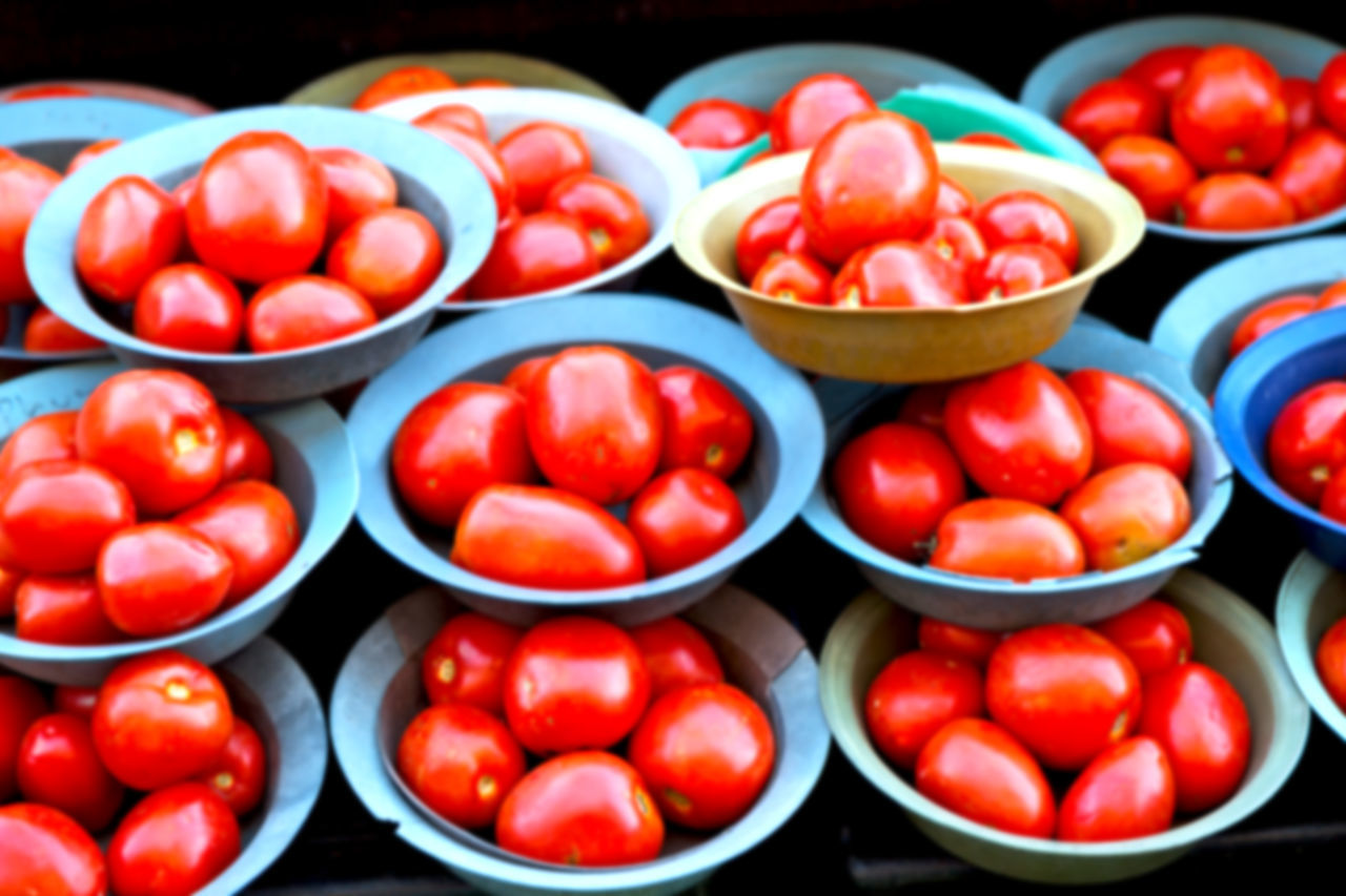 HIGH ANGLE VIEW OF TOMATOES FOR SALE AT MARKET
