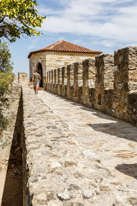 View of são jorge castle  against cloudy sky