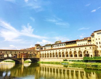 Ponte vecchio bridge over arno river against sky