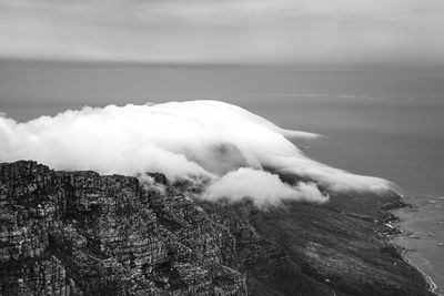 Clouds rolling over table mountain in cape town, southafica. this fenomenon is called tablecloth.