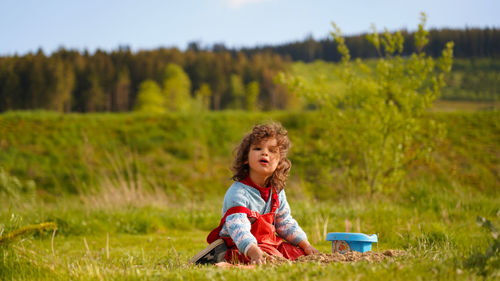 Cute boy playing in garden - spielendes kind im garden