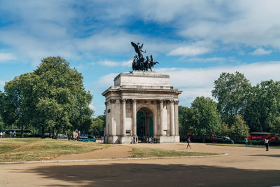 Wellington arch against sky on sunny day