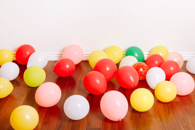 Group of colorful air balloons lying on floor in studio apartment. decoration interior for birthday 