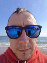 Portrait of man wearing sunglasses at beach
