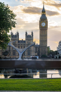 Big ben and houses of parliament against sky