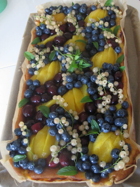 CLOSE-UP OF SWEET FOOD ON TABLE