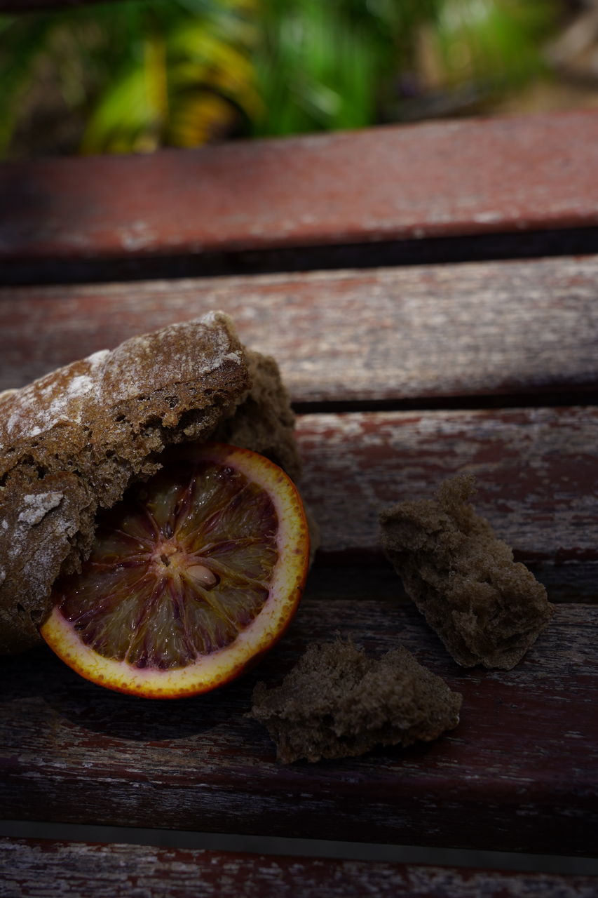 CLOSE-UP OF LEMON SLICE ON TABLE