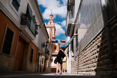Oung man doing handstand in the city