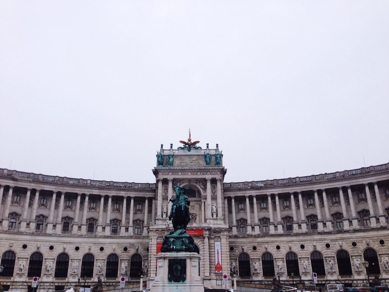 architecture, built structure, clear sky, building exterior, copy space, famous place, low angle view, travel destinations, tourism, international landmark, history, travel, architectural column, city, capital cities, statue, day, sculpture, outdoors, tourist