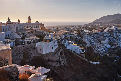 Panoramic aerial view of fira village in santorini island, greece - traditional white houses 