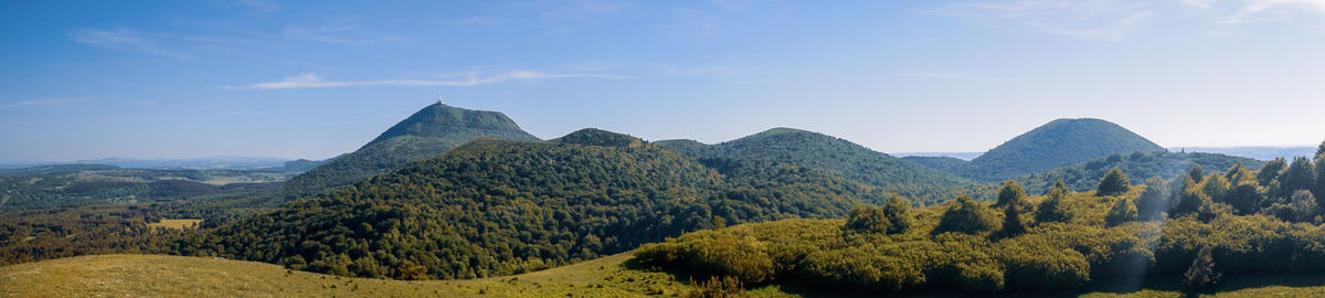View from the puy-des-goules volcano hiking trail