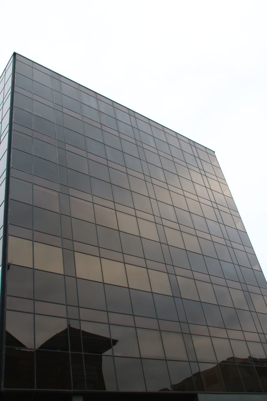 LOW ANGLE VIEW OF GLASS BUILDING AGAINST SKY