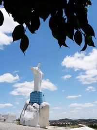 Low angle view of statue against sky
no cruzeiro em gravatá 