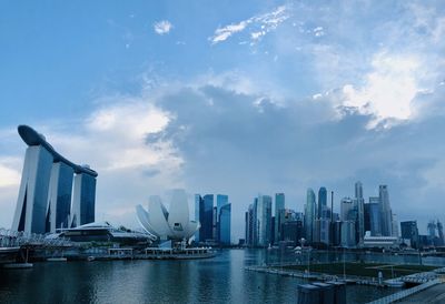 Singapore skyline under daylight 