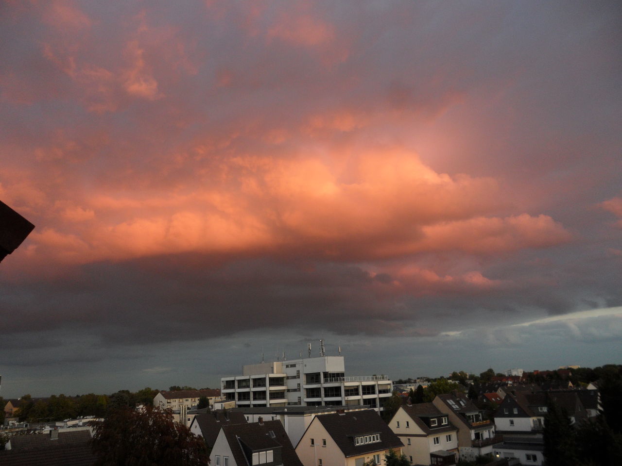 building exterior, architecture, built structure, sky, cloud - sky, residential structure, city, residential building, residential district, cloudy, cityscape, house, sunset, high angle view, crowded, roof, cloud, town, weather, townscape