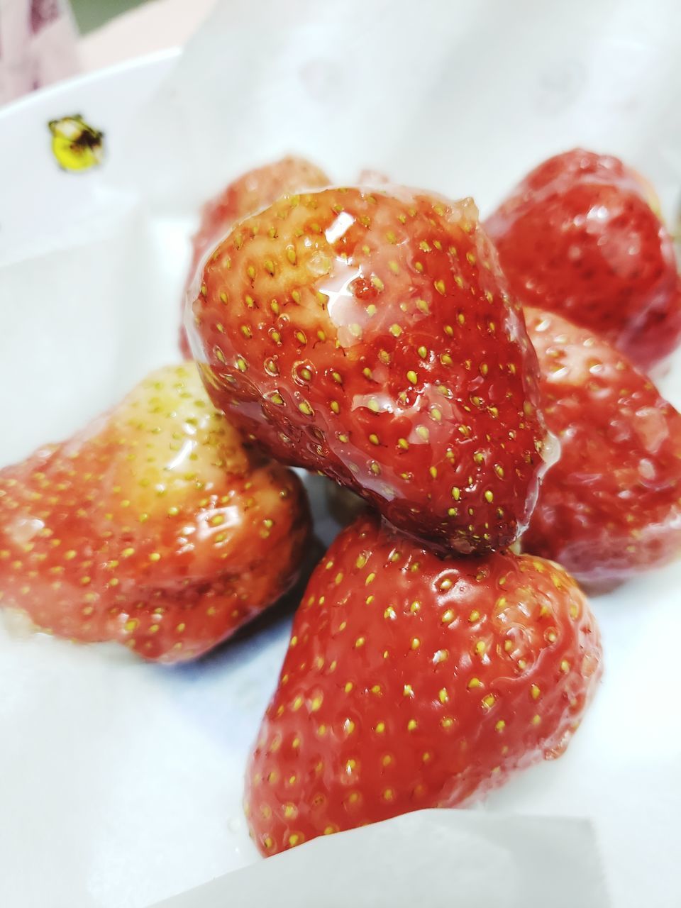 CLOSE-UP OF STRAWBERRIES IN PLATE