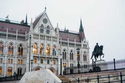 Statue of historic building against sky