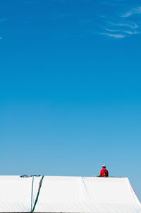 Worker on the roof of a tent