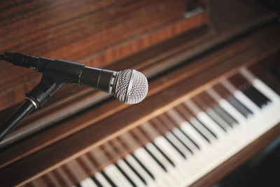 Detail shot of microphone against piano keys