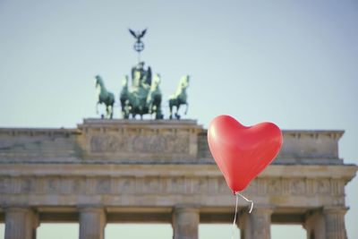 Statue of heart shape against sky