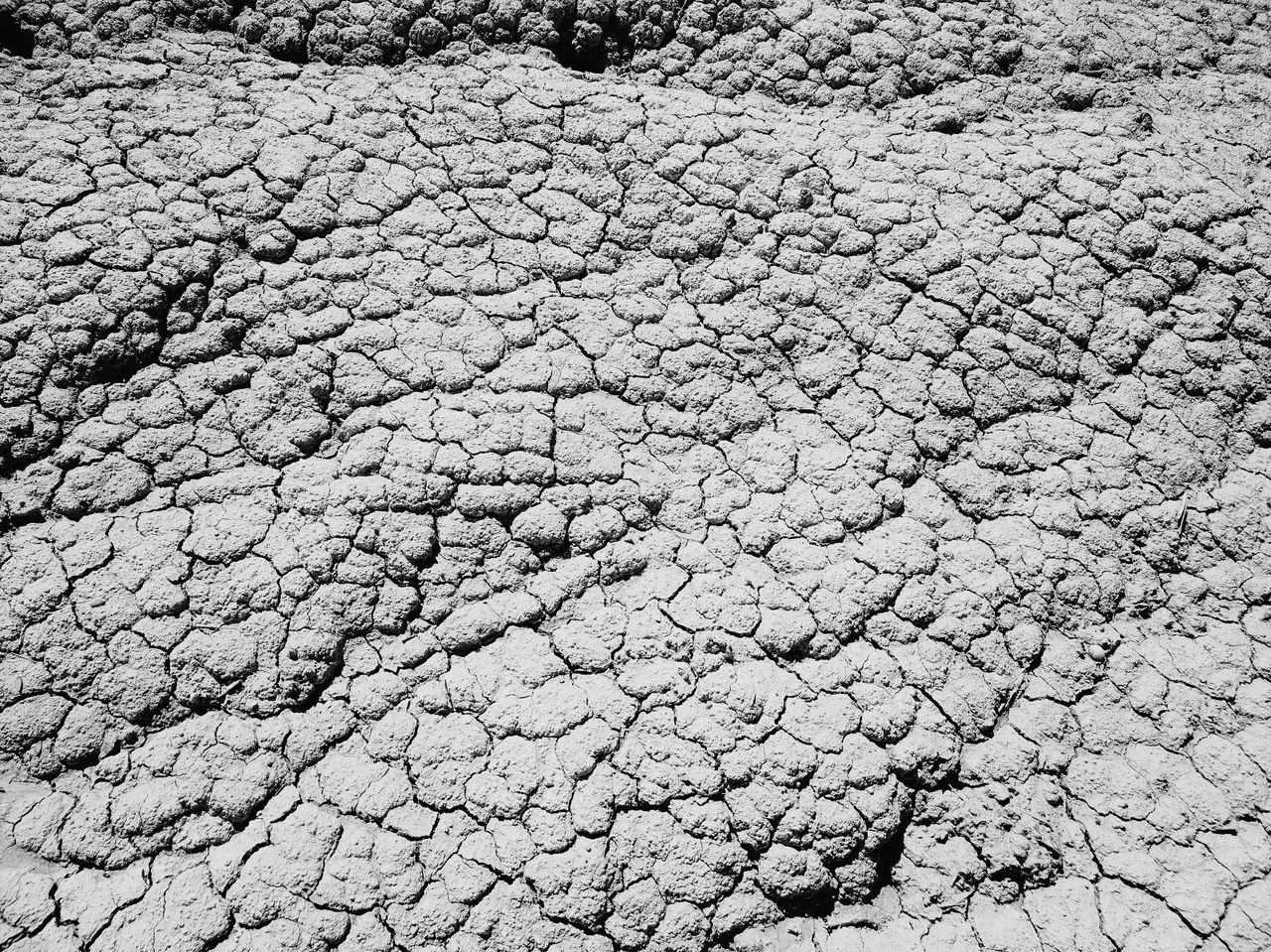 FULL FRAME SHOT OF CRACKED LAND ON GROUND