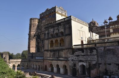 Orchha fort situated on the betwa river and built by bundela rajput rudra pratap singh 16th century.