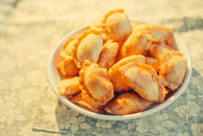 Close-up of bread in bowl on table