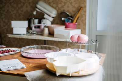 Valentines day cupcakes and cake recipes ideas. valentines day heart shape pink mirror glaze mousse