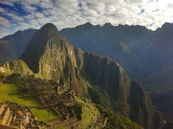 Inca ruins of machu picchu against cloudy sky