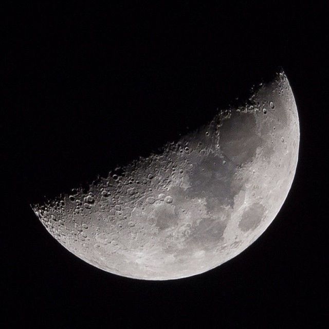 moon, night, copy space, astronomy, beauty in nature, nature, tranquil scene, water, tranquility, scenics, clear sky, full moon, planetary moon, moon surface, space exploration, sky, majestic, sphere, black background, dark