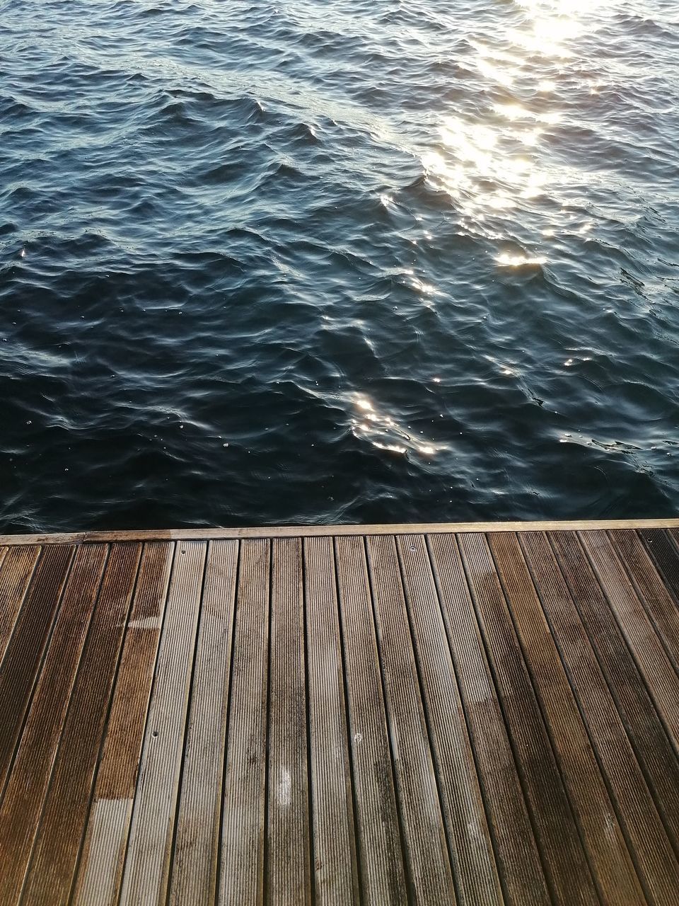 HIGH ANGLE VIEW OF WOODEN PIER OVER SEA