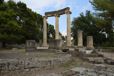 Ruins of building against cloudy sky