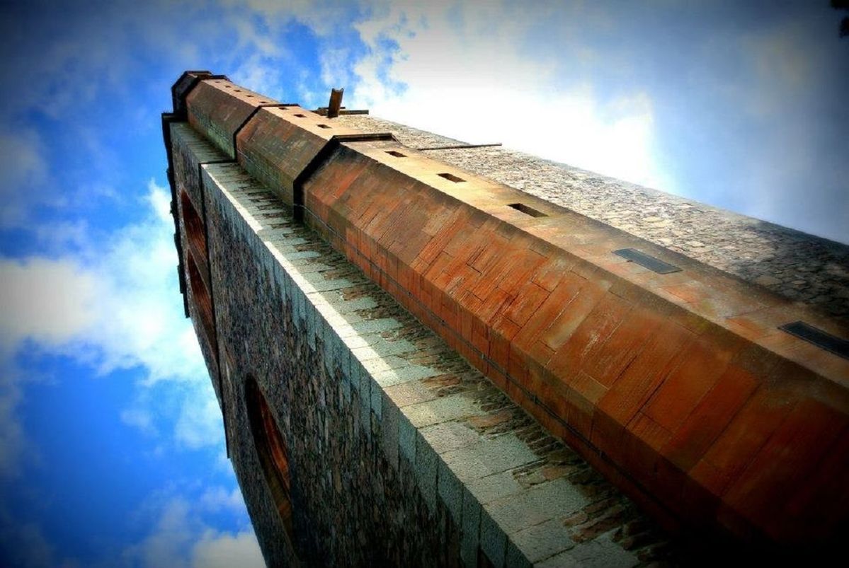 LOW ANGLE VIEW OF TALL BUILDING AGAINST BLUE SKY