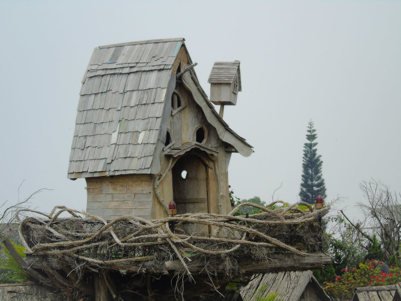 LOW ANGLE VIEW OF ABANDONED HOUSE AGAINST CLEAR SKY