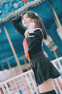 Side view of woman against sea