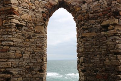 View of sea seen through arch