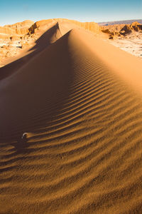 Sand dune at valle de la luna, san pedro de atacama, atacama desert, chile, south america